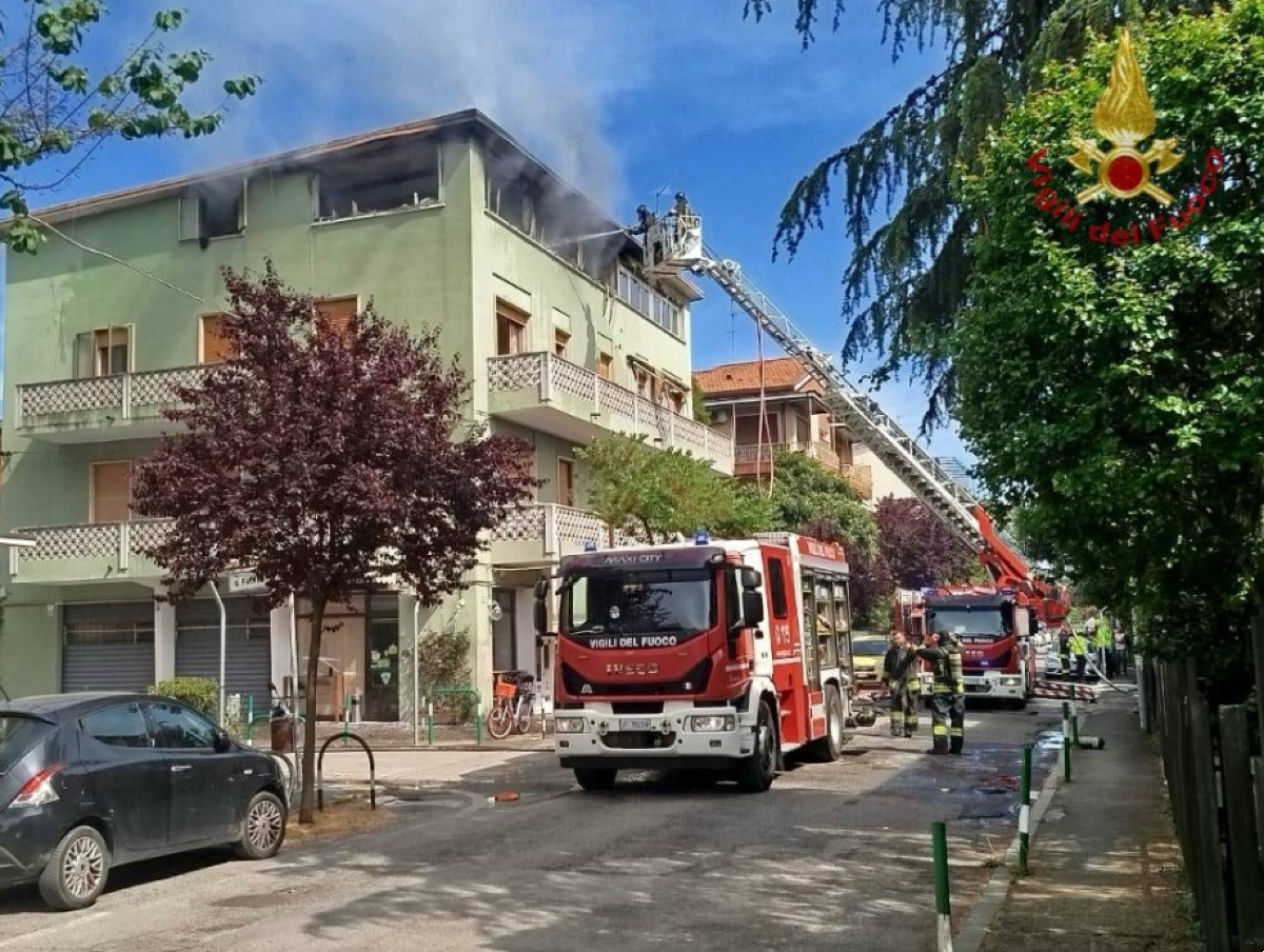 Incendio in appartamento, palazzina evacuata: il fumo si diffonde in tutto lo stabile | VIDEO - 