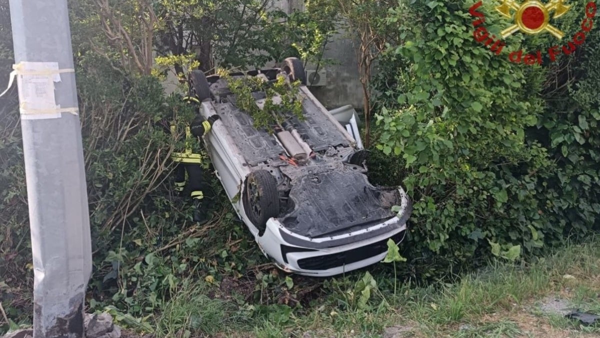 Incidente stradale: prima lo scontro, poi l'auto si ribalta | FOTO - 