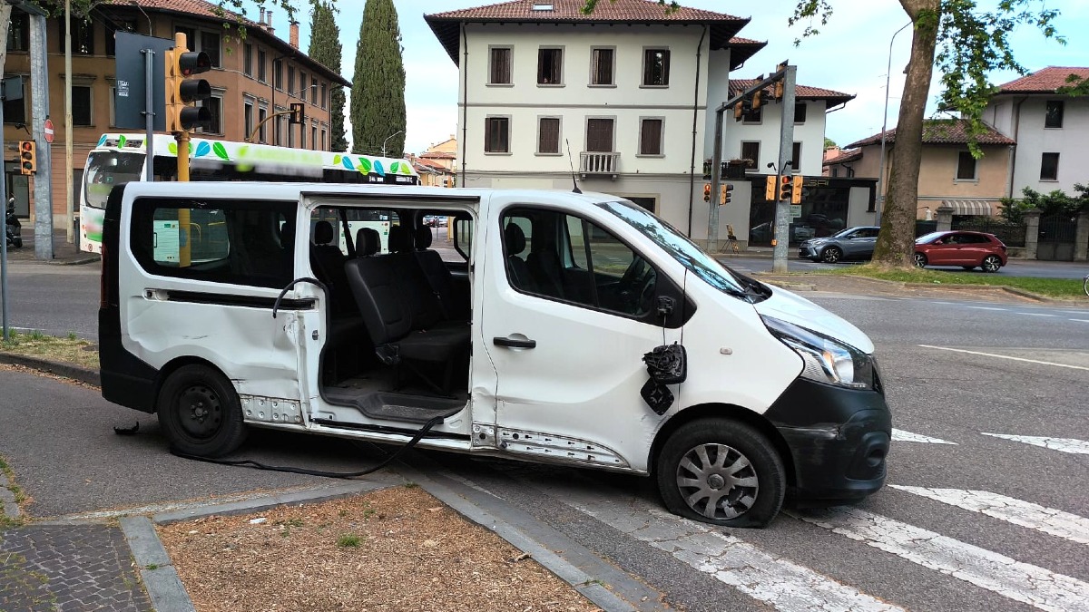 Rubano un furgone e scappano dai Carabinieri: fuga contromano tra semafori rossi e ciclabile - 