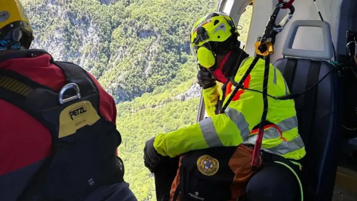 Non rientra a casa, i familiari lo cercano: trovato senza vita in una cavità - 
