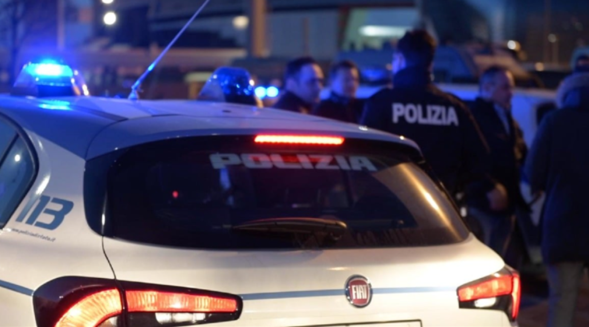 Blitz all’autolavaggio: tre uomini, lo scambio sospetto e la scoperta della Polizia - 