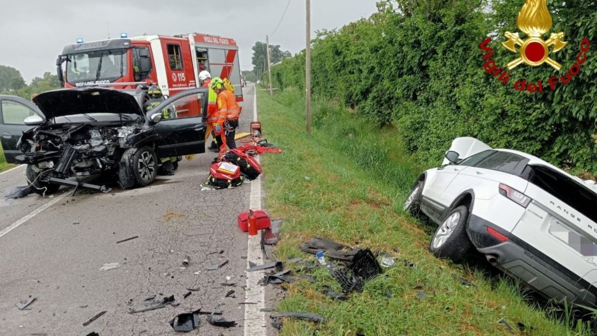 Tremendo schianto tra due auto: due donne intrappolate tra le lamiere - 