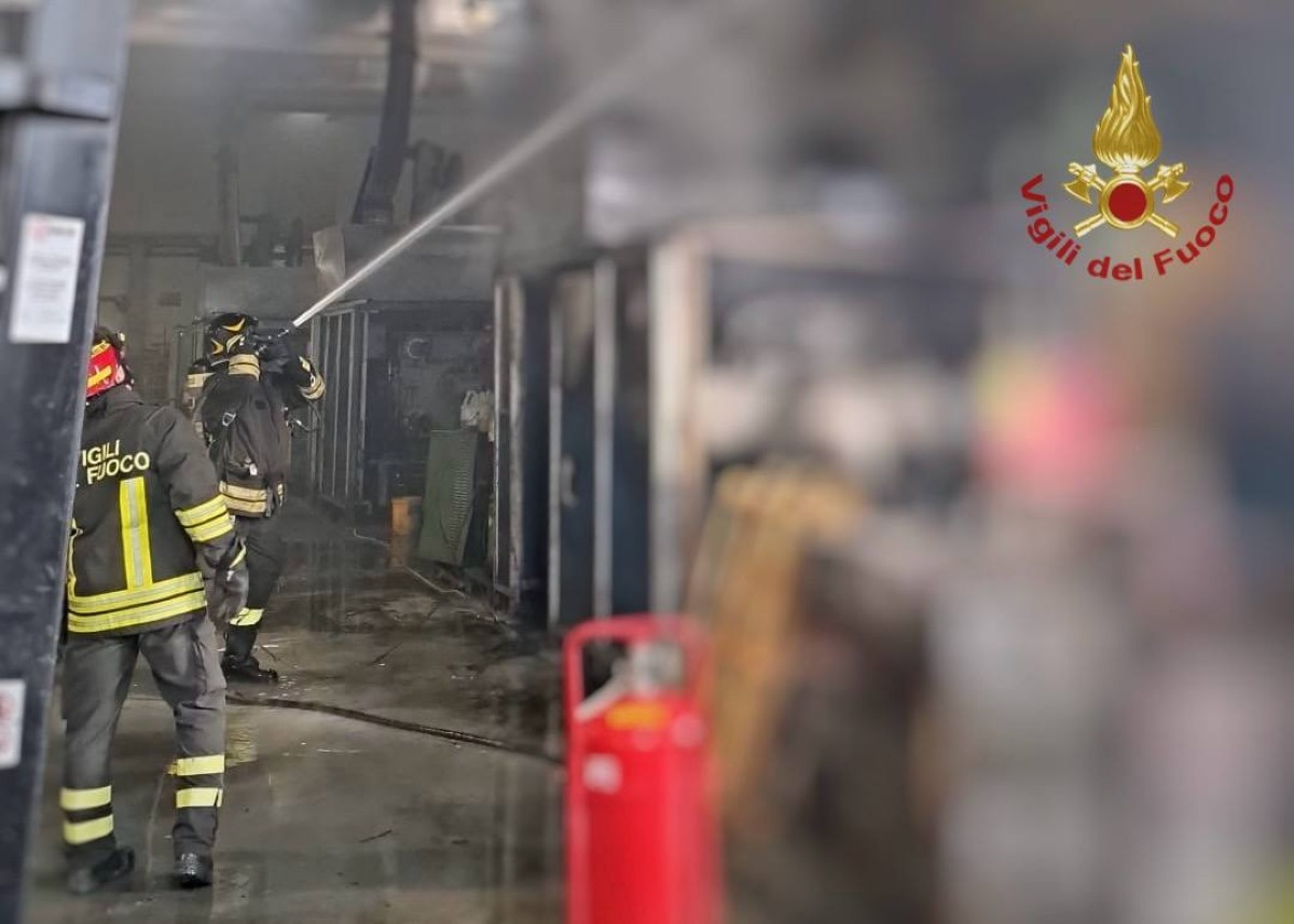 Fiamme all’interno di un’azienda: un operaio intossicato - Le immagini dei soccorsi