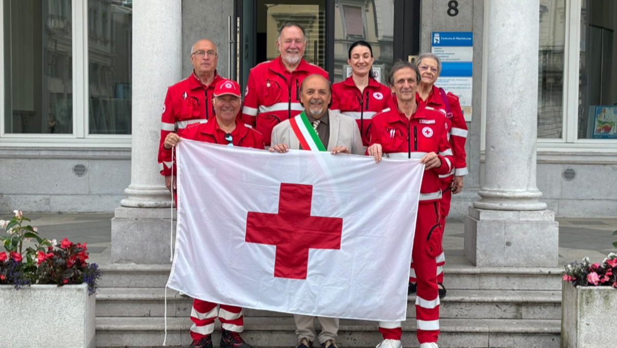 Monfalcone si colora di rosso: la città rende omaggio alla Croce Rossa - 
