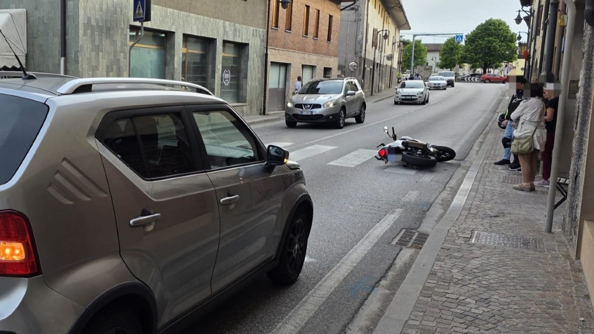 Incidente a Campoformido: moto finisce a terra dopo l’urto con un’auto - 