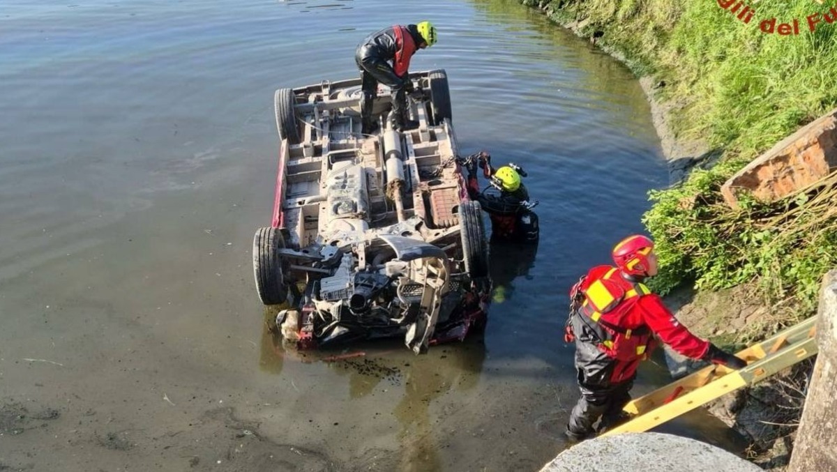 Minivan finisce nel canale: tre uomini trovati morti nel veicolo - 