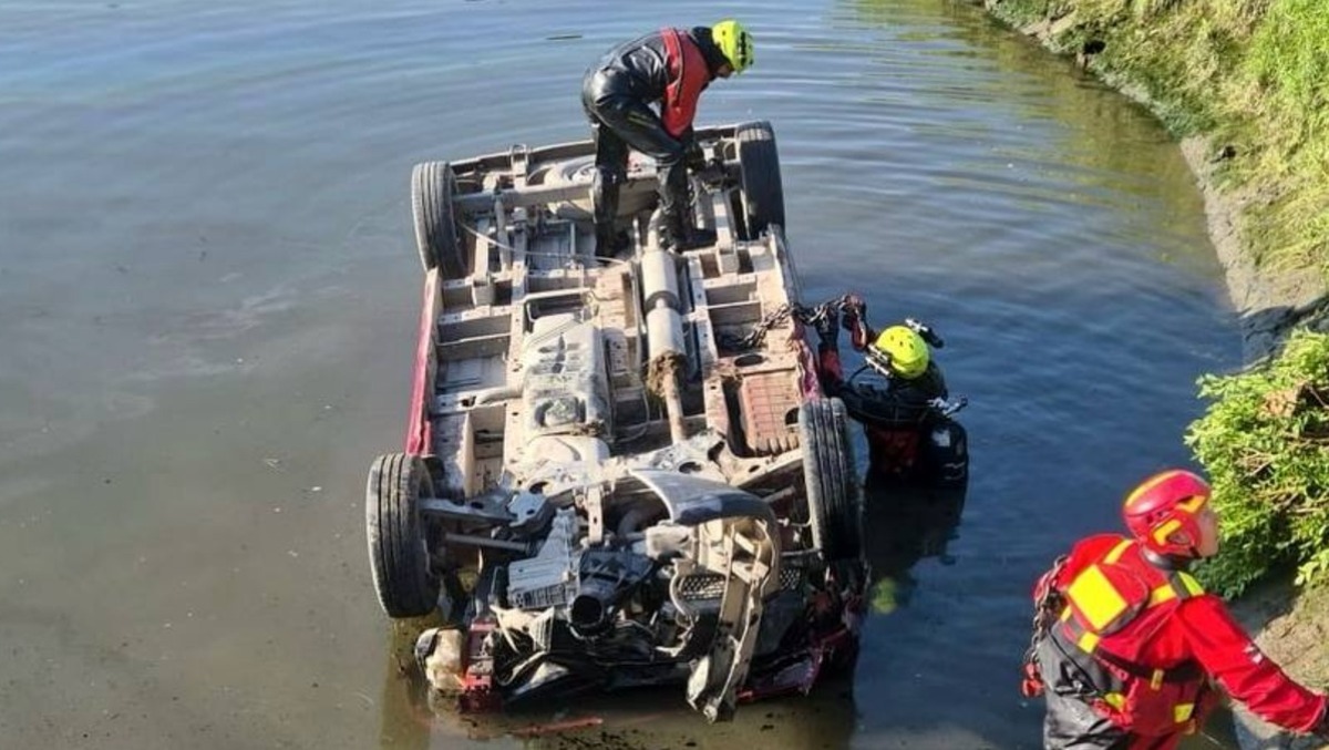 Il furgone dei braccianti finisce nel canale: tre morti mentre andavano al lavoro - 