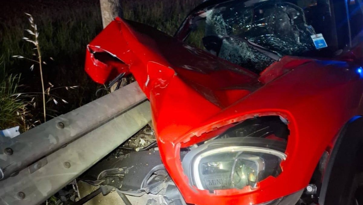 Incidente choc, auto infilzata dal guardrail: conducente miracolosamente illesa - 