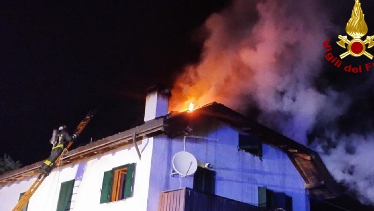 Paura nella notte, tetto in fiamme: evacuate due famiglie - 