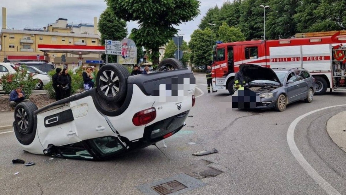 Tremendo scontro tra due auto, una finisce capovolta: un ferito - 
