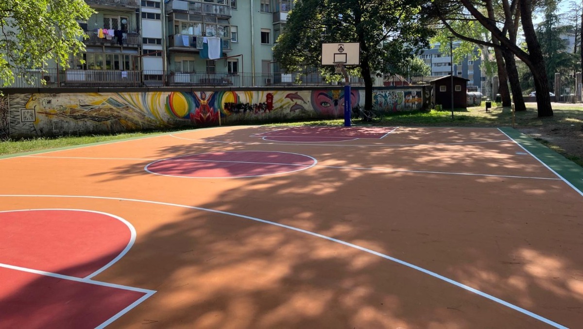 Parco Brun, riapre il campetto da basket rinnovato grazie a una donazione - 