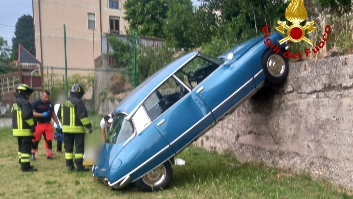 Auto precipita da un terrazzamento e finisce nel campo dell’oratorio: un ferito - 