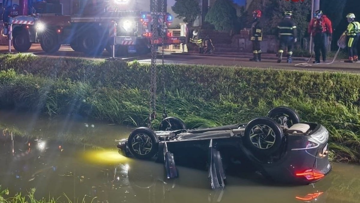Finiscono con l’auto nel canale: famiglia soccorsa, a bordo anche una minore - 