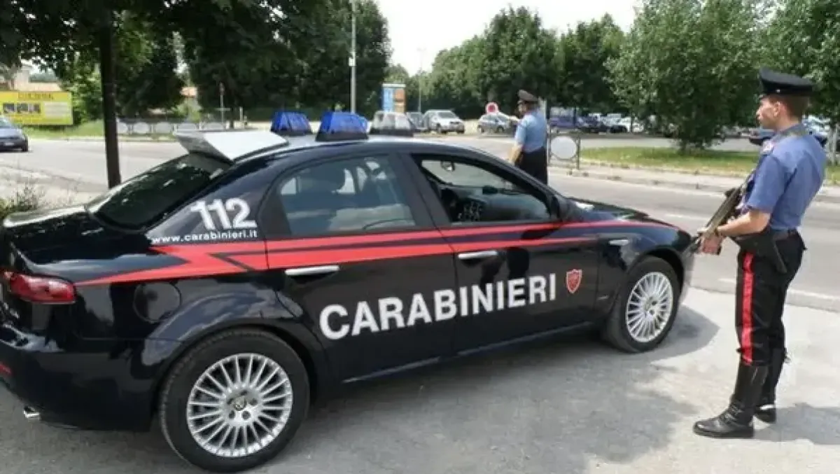 Si offre di aiutarlo, poi gli ruba il cellulare e scappa: denunciato 20enne straniero - 