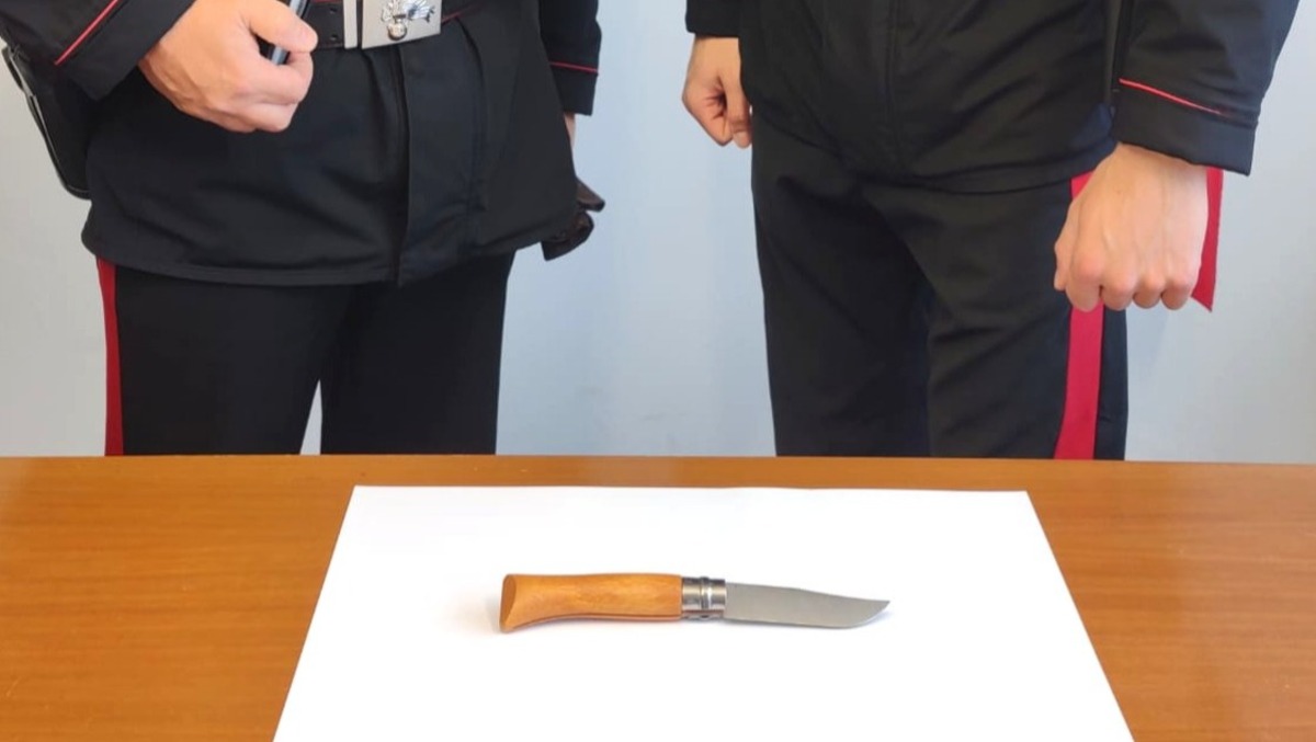 Scende dal bus a Lignano e "dimentica" un coltello da 10 centimetri sul sedile - 