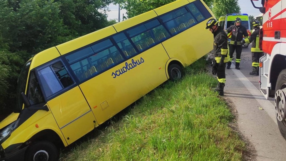 Scuolabus finisce fuori strada: autista intrappolato nell’abitacolo - 
