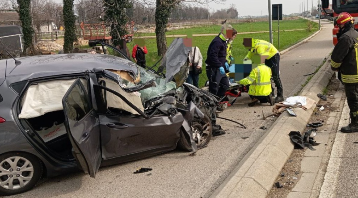 Il violento schianto con un camion: morta la passeggera, alla guida la sorella - Le immagini dell'incidente