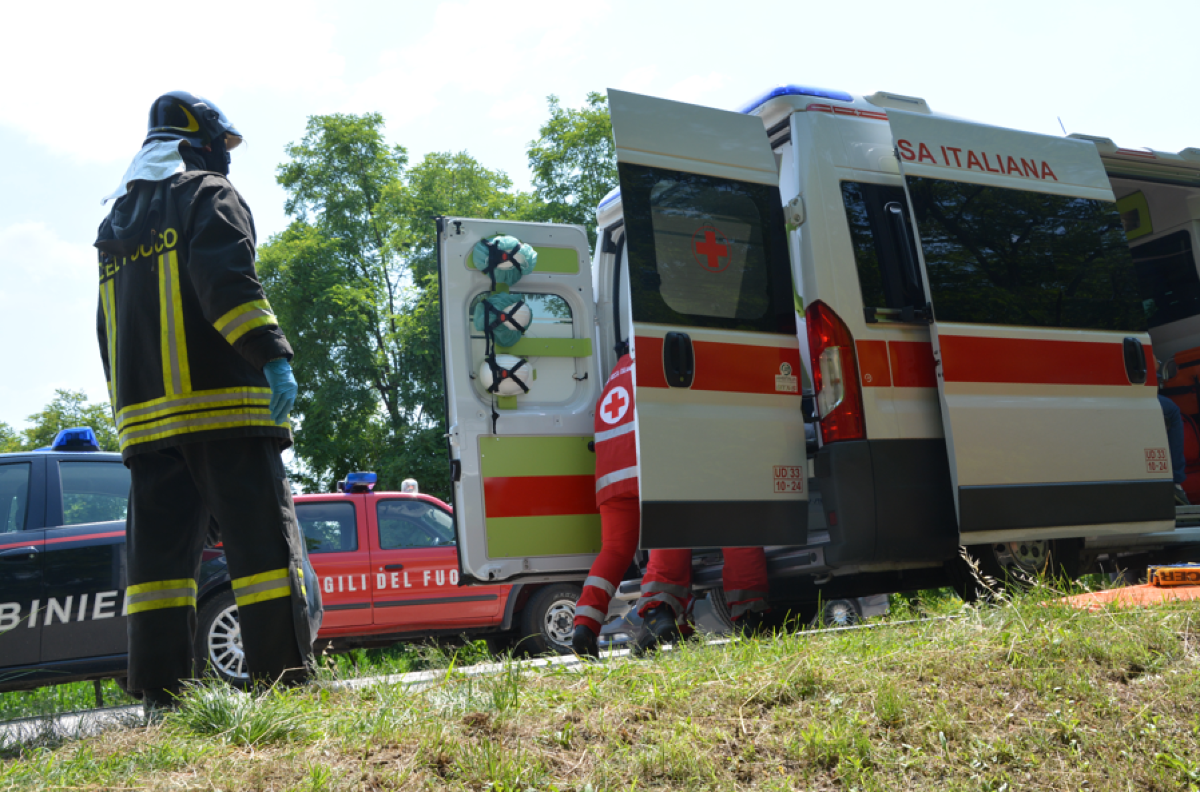 Trattore si ribalta mentre lavora: agricoltore muore schiacciato - 