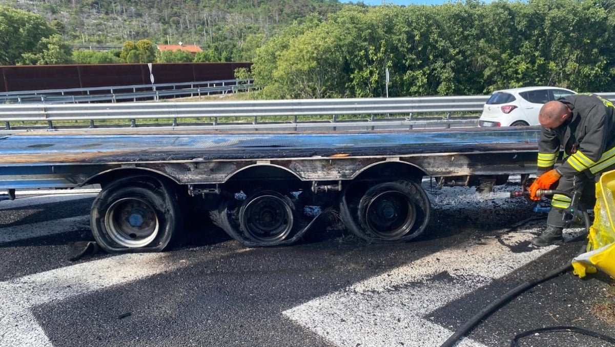 Mezzo pesante va a fuoco in autostrada: chiuso lo svincolo - 