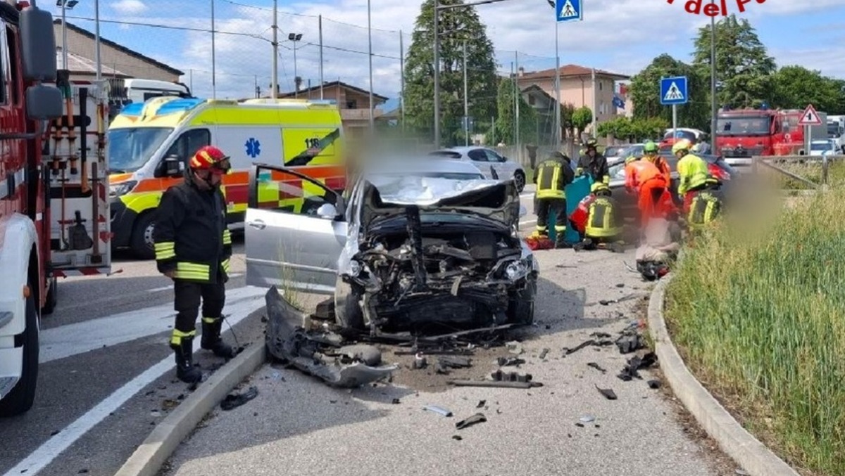 Schianto tra due auto a Prata di Pordenone: 3 donne ferite, due estratte dalle lamiere - 