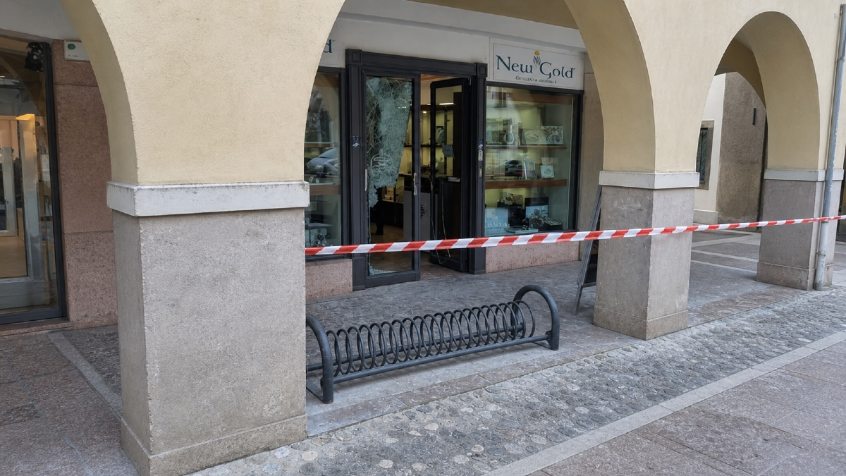 Furto in gioielleria a San Vito al Tagliamento: gioielli rubati per più di 100 mila euro