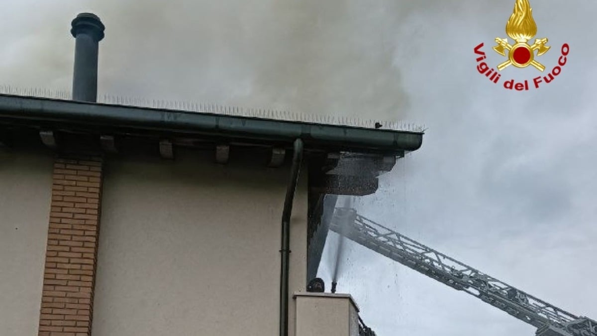 Fiamme sulla copertura con fotovoltaico: incendio in una casa di due piani - 