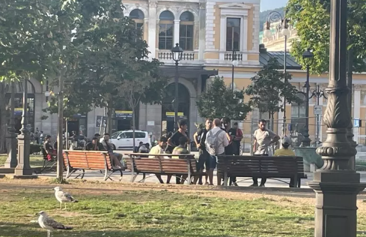 In gita in FVG: alunni distribuiscono pasti tra i migranti. Il Ministero avvia indagini. - Foto Ansa