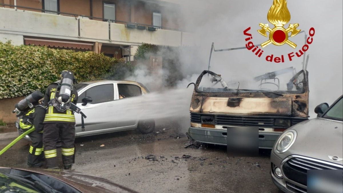 Camper in fiamme all’alba, coinvolte anche alcune auto - 