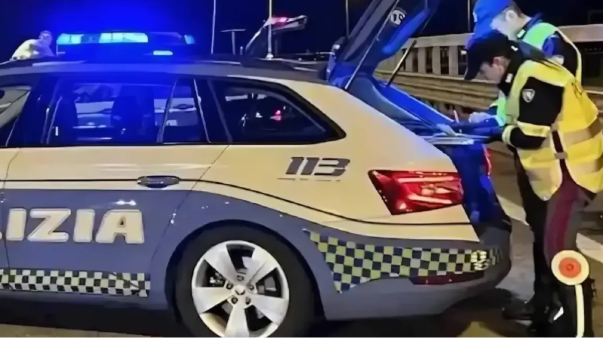 Folle inseguimento: sirene spiegate, spari in aria e il violento frontale - 