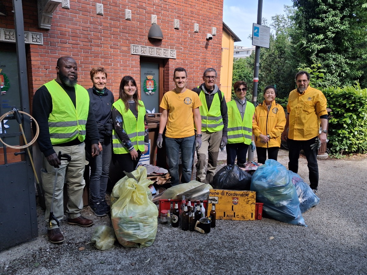 Puliamo i Quartieri in centro a Pordenone: raccolti rifiuti tra parco e stazione - 