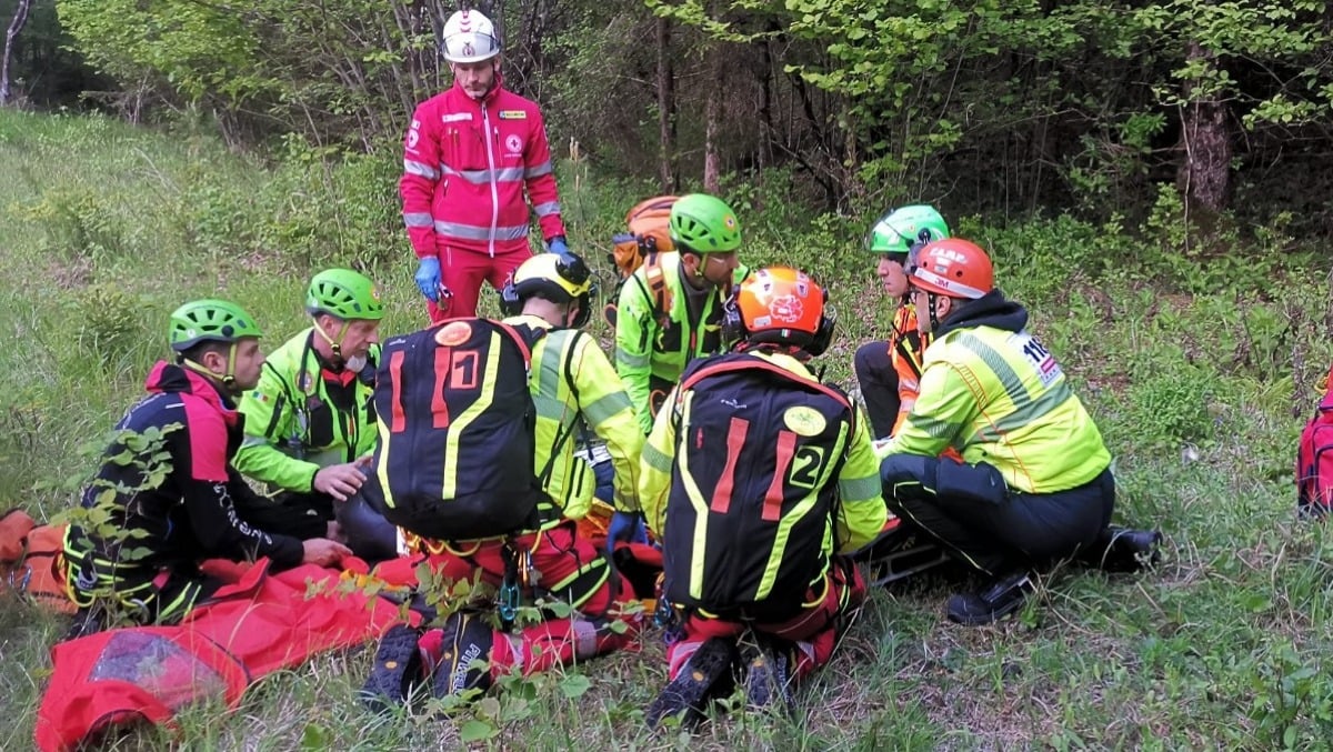 Cade nel bosco, batte la testa e resta ferito: 67enne recuperato con l'elicottero - 