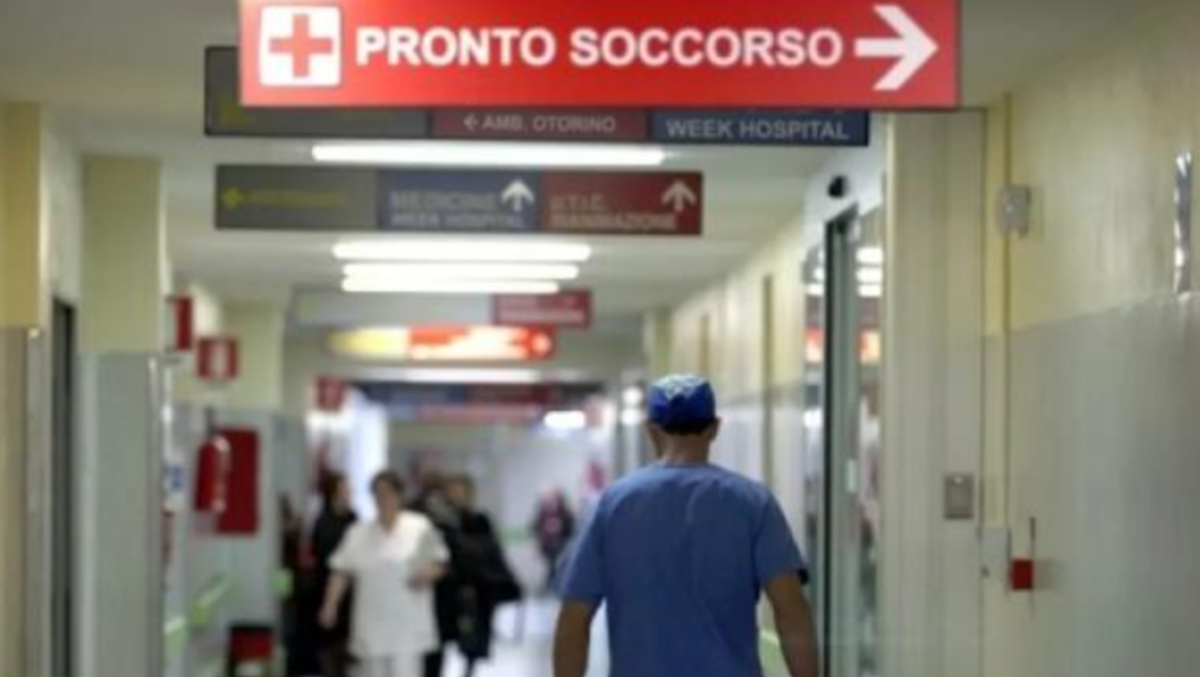 Giocano con le pistole e parte il colpo sbagliato: 35enne colpito da uno sparo - 