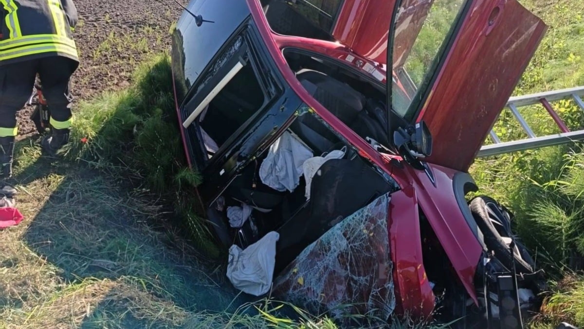 Auto fuori strada in un canale: 5 giovanissimi a bordo, elisoccorso sul posto - Le immagini dell'incidente