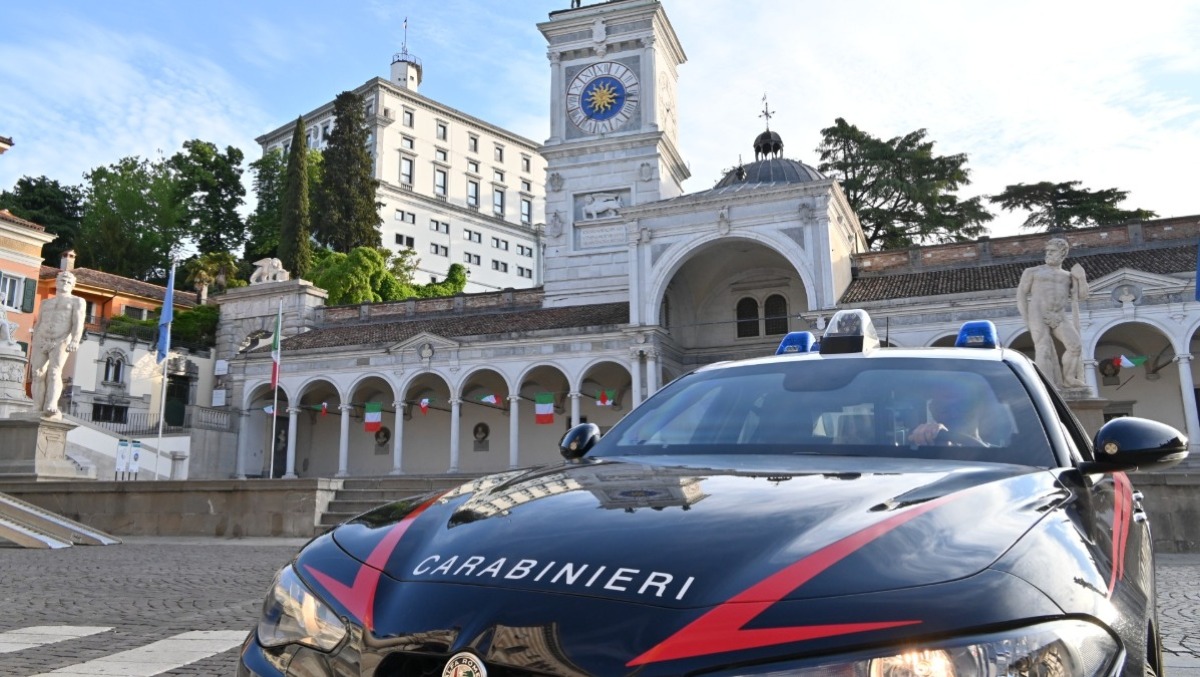 Notte di follia a Udine: auto prese a calci e pietre contro i Carabinieri - 