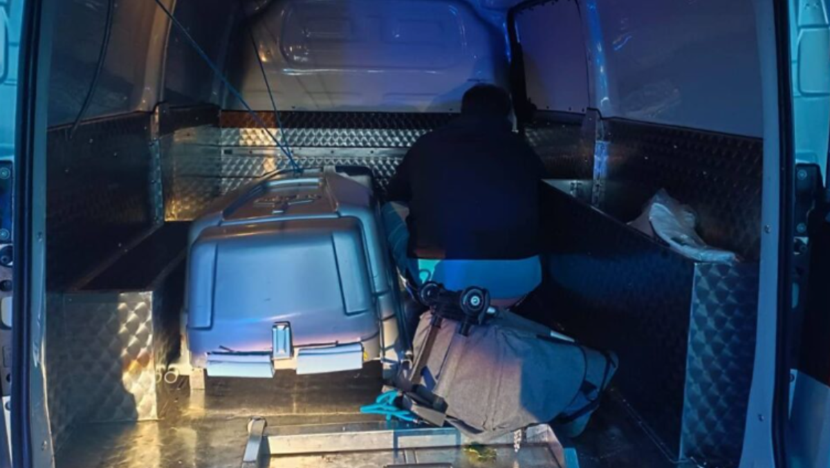 Sfrecciano con il carro funebre, dietro c’è un ragazzo nel vano bara: erano ubriachi - 