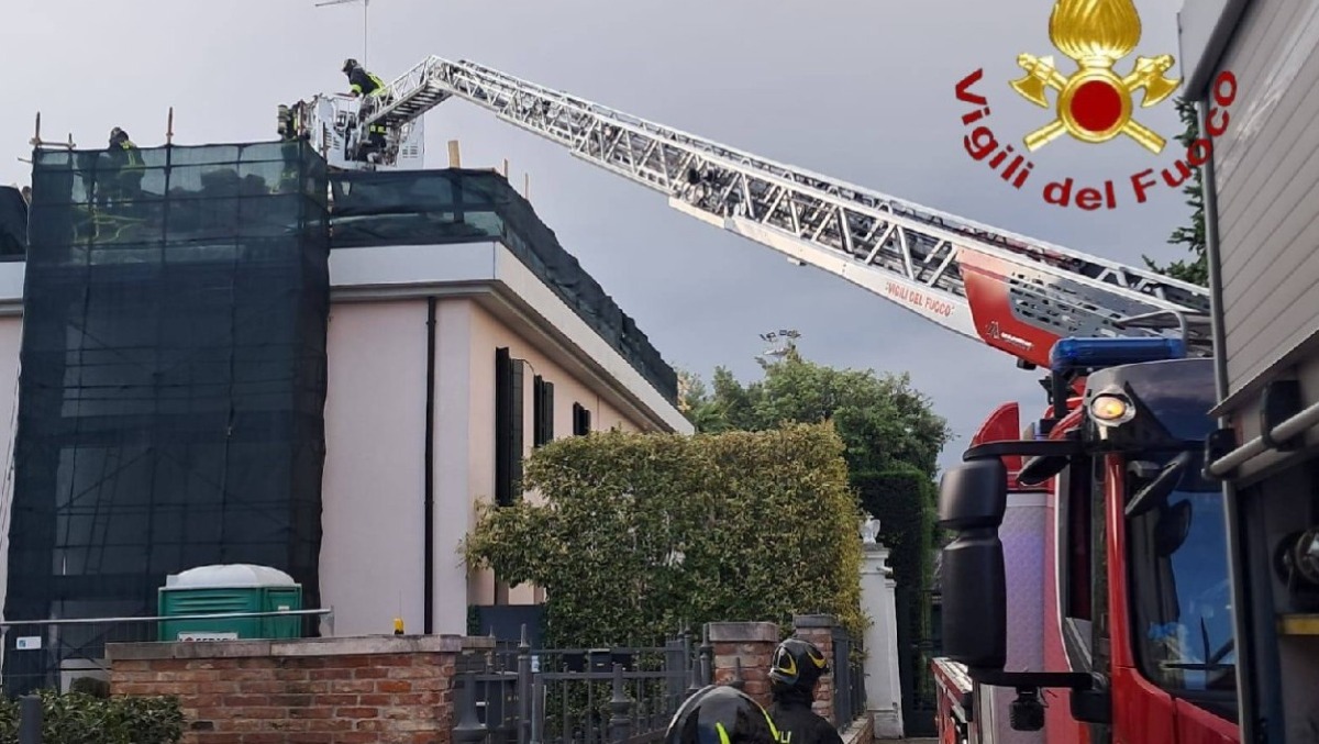 Incendio sul tetto di un edificio: Vigili del fuoco al lavoro con 15 operatori - 