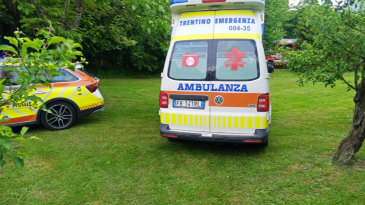 Sale sull’albero per raccogliere ciliegie e precipita: elitrasportato in codice rosso - 
