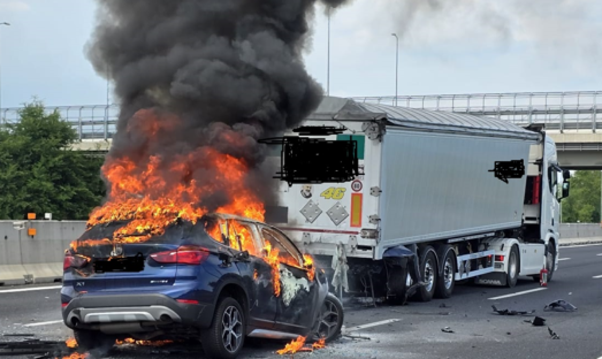 Auto tampona un Tir e prende fuoco in A4: un morto - 
