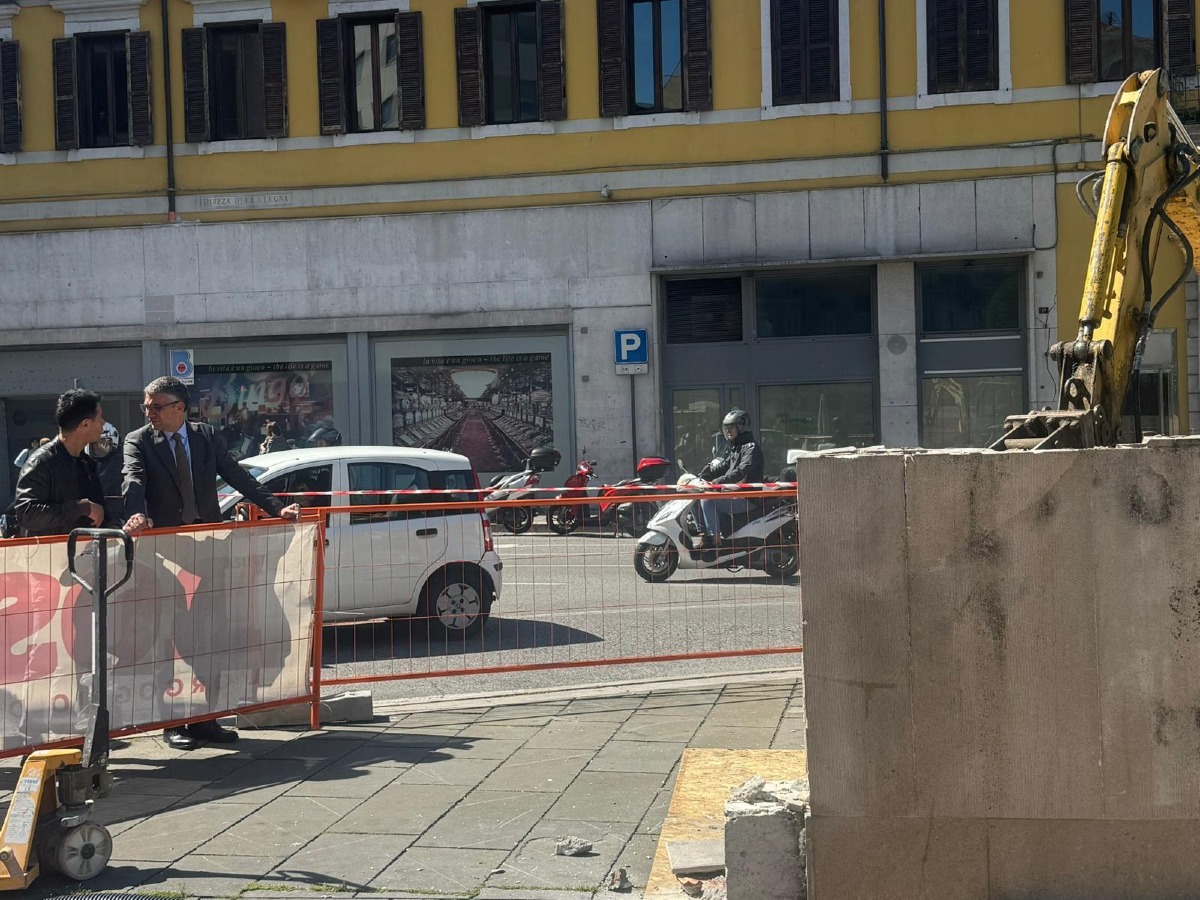 Piazza Goldoni, via il muro centrale nel cantiere di riqualificazione - 