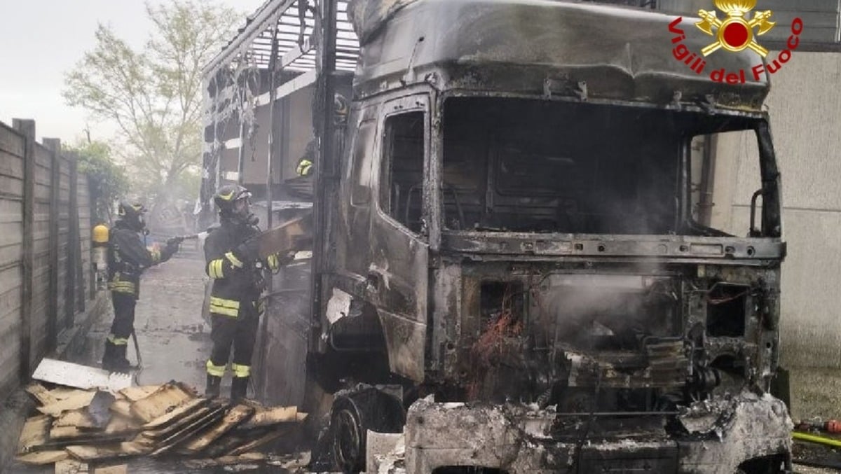 Camion in fiamme a Pravisdomini, fuoco dalla cabina al carico di legno: distrutto - 