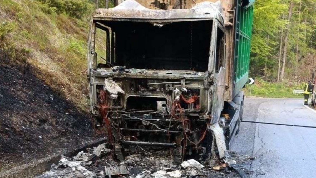 Autotreno in fiamme sulla SP532: paura tra i tornanti ad Auronzo di Cadore - Incendio autotreno sulla SP532 ad Auronzo di Cadore
