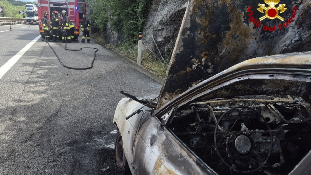 Fumo dal motore, poi l’incendio lungo l'A4: vettura distrutta 