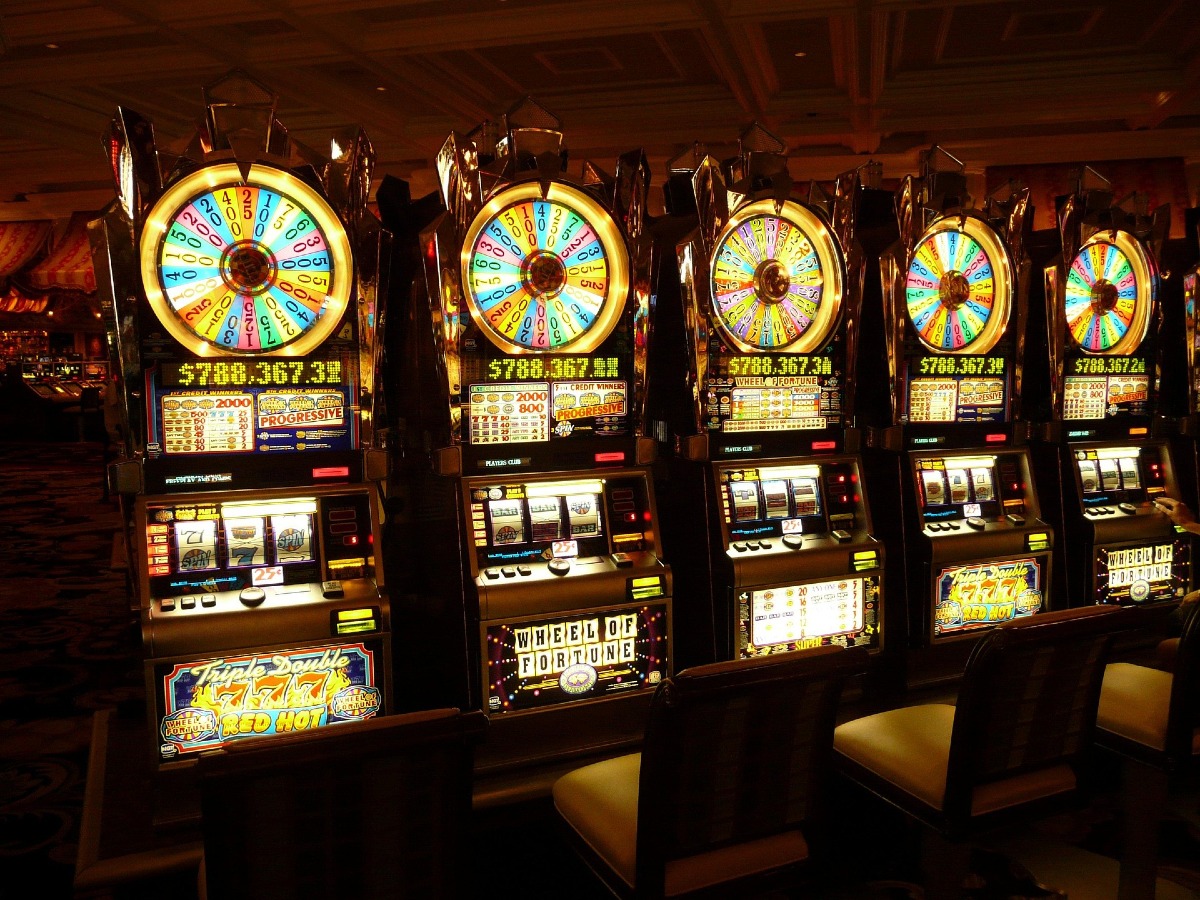 Slot online vs. slot machine tradizionali: differenze principali nel 2026 secondo gli esperti di Lolajack Casino Online - 