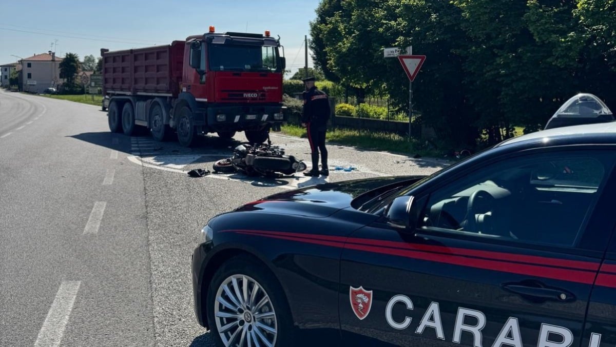 Schianto tra moto e camion: grave un 23enne, arriva l’elisoccorso - 