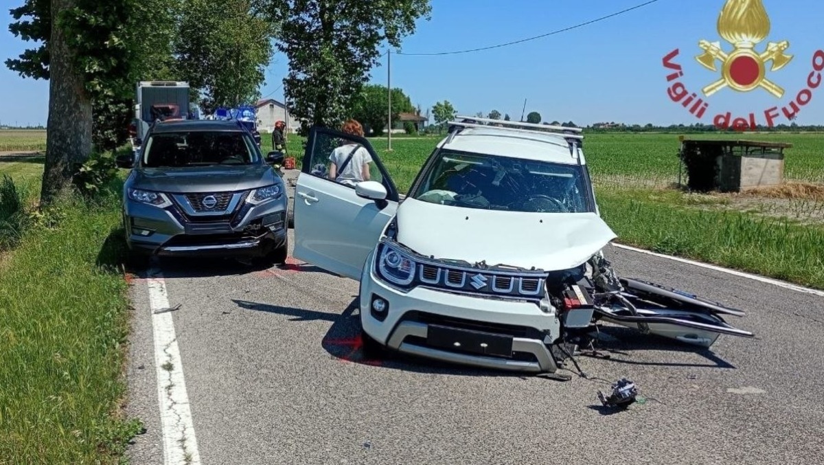 Scontro tra tre auto: 5 feriti, coinvolti 2 minori di cui uno grave | FOTO - 