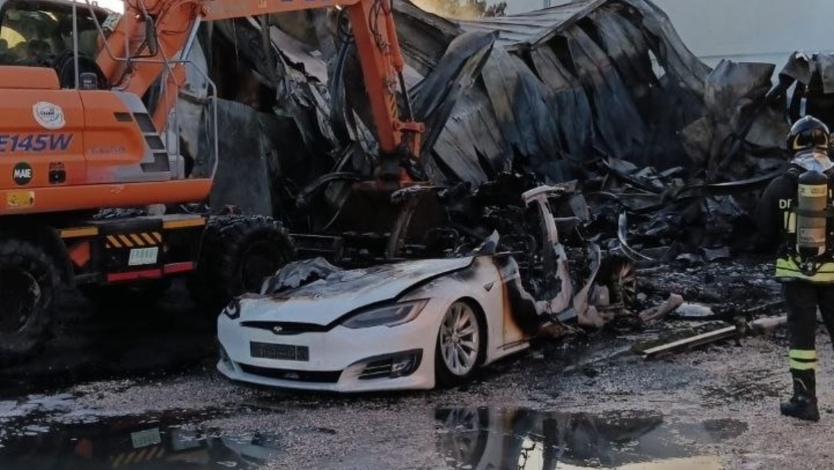 Fiamme in officina, il rogo raggiunge anche le case vicine: un ferito 