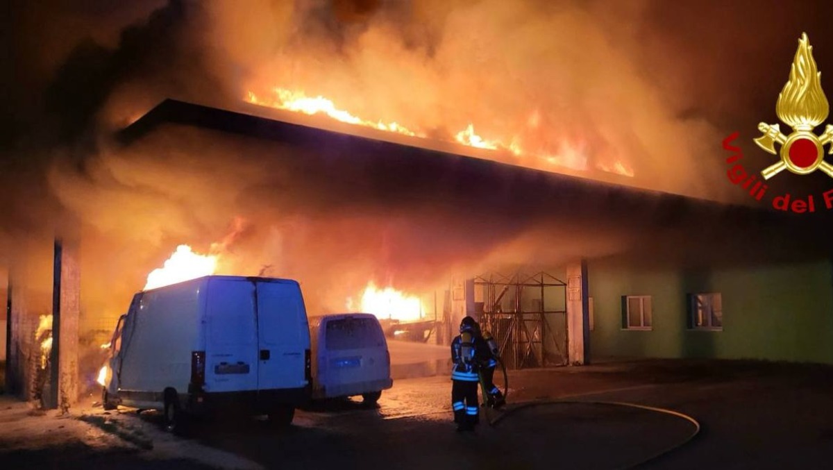 Paura nella notte al supermercato: incendio distrugge 2 mezzi e raggiunge il tetto | VIDEO - 