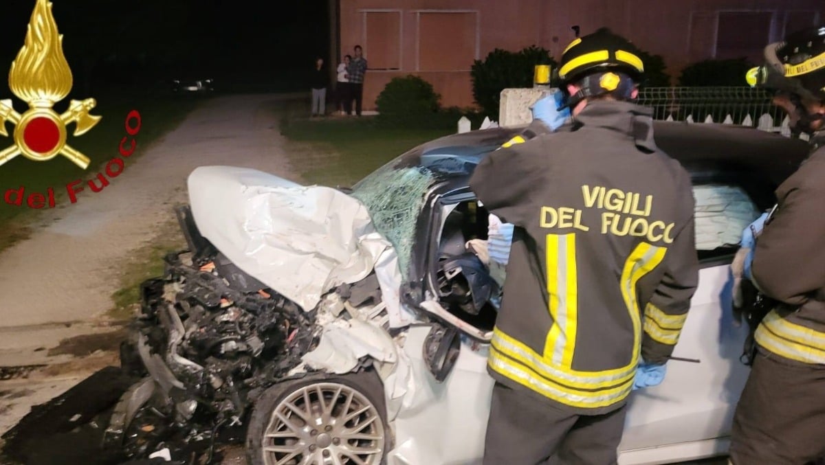 Auto contro camion nella notte, due feriti estratti dai vigili del fuoco  - 