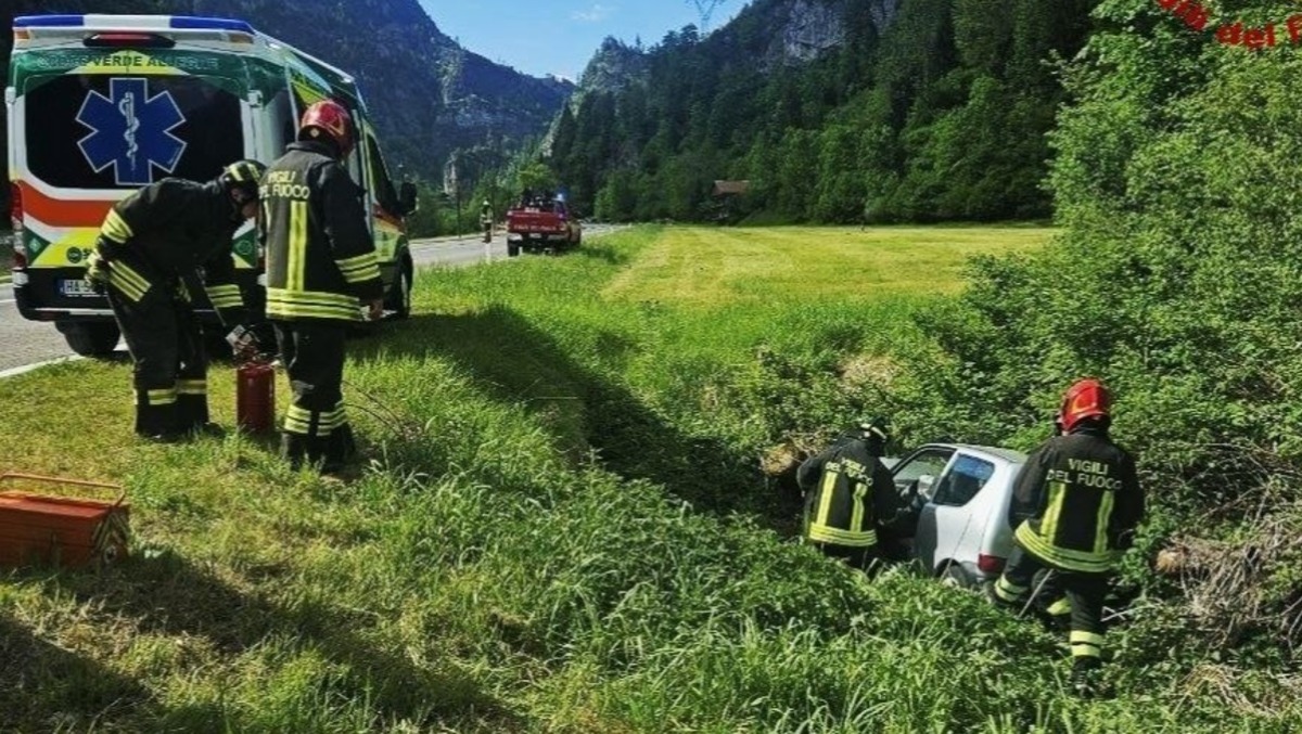 Auto fuori strada sulla Strada Regionale, ferita la conducente - 