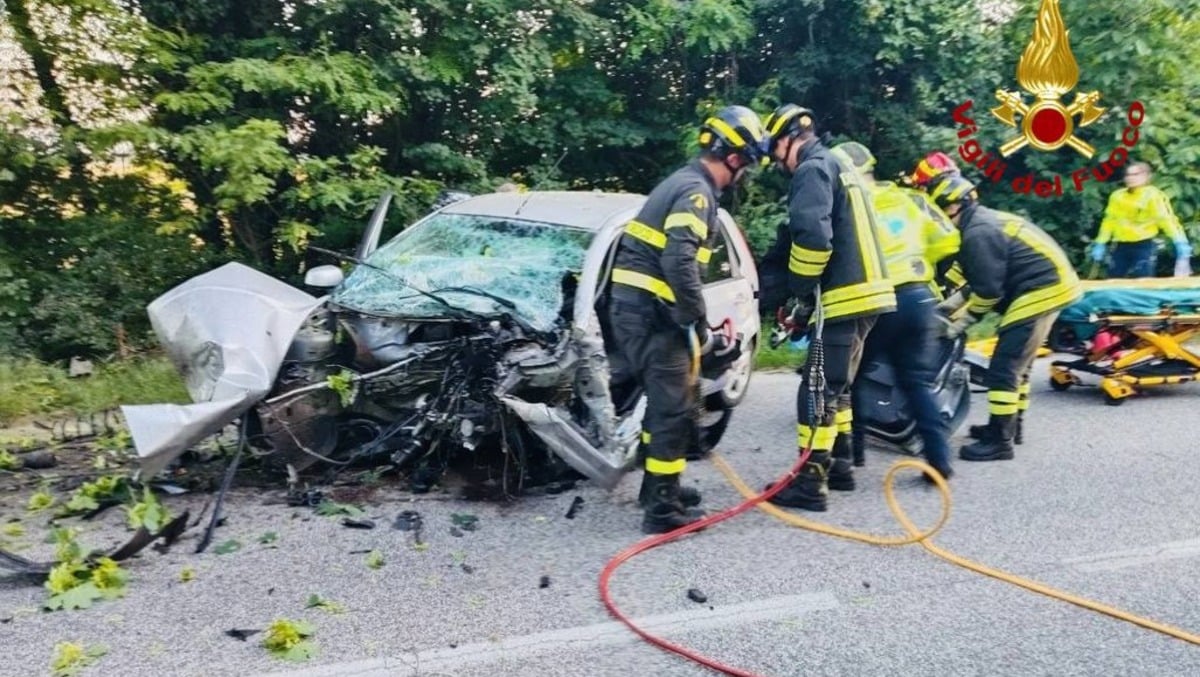 Schianto contro un platano, automobilista intrappolato tra le lamiere - 